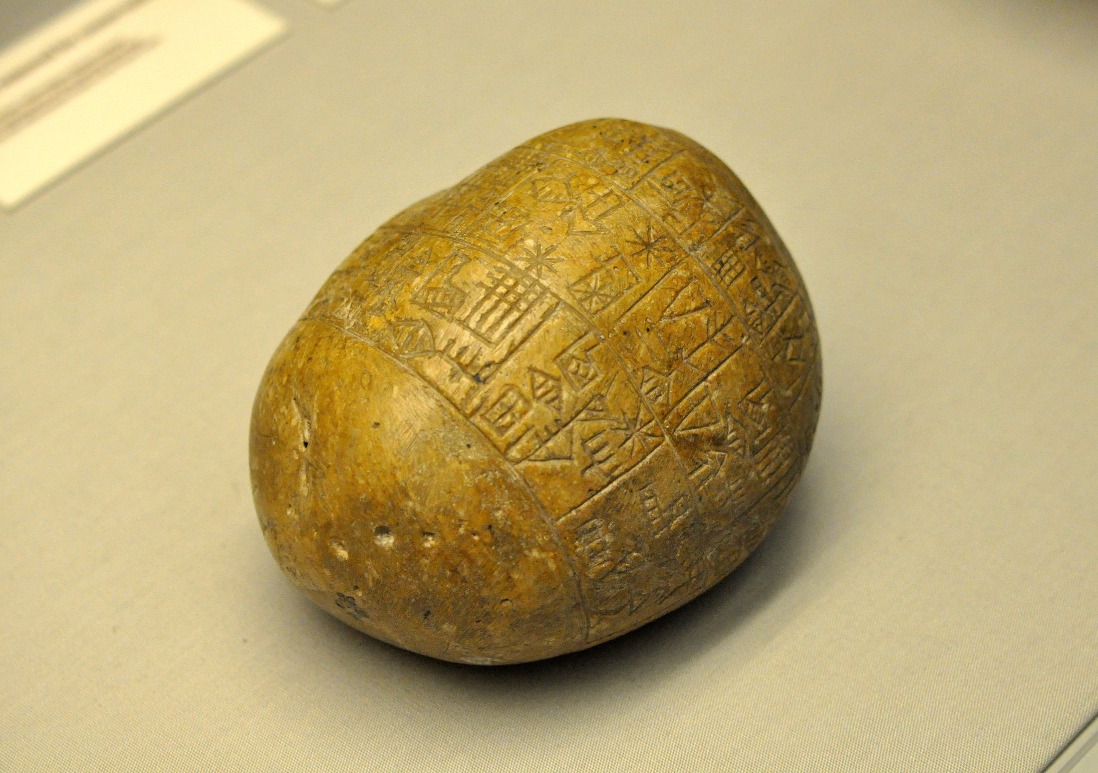 Cuneiform inscriptions cover a rounded stone associated with Enannatum I of Lagash.