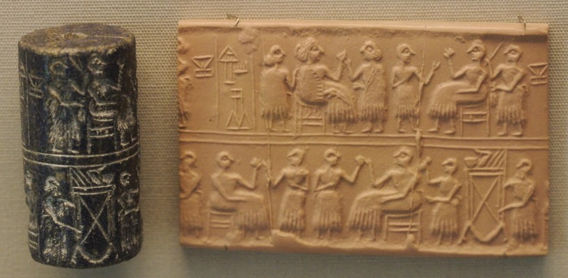 Puabi’s dark blue cylinder seal stands beside a pale modern rolled impression showing banquet scenes and an inscription.