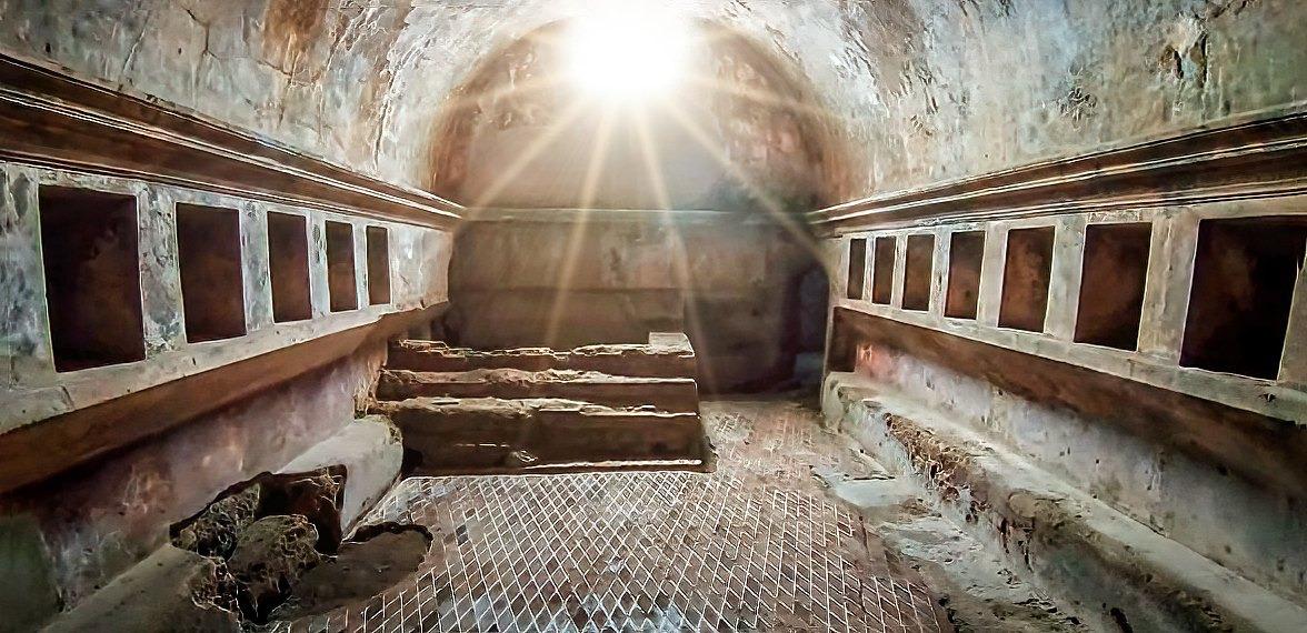 A long vaulted room with painted walls contains a small cold-water basin in the women’s section of the Stabian Baths.